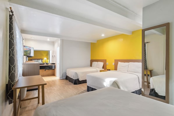 Basic Triple Room | Desk, laptop workspace, free WiFi, bed sheets - Hotel H-Wood (Los Angeles)