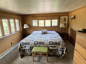 4 makuuhuonetta, työpöytä, silitysrauta/-lauta, vauvan matkasänky