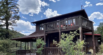 Brown Cabin: Rustic Mountain Home w/Views