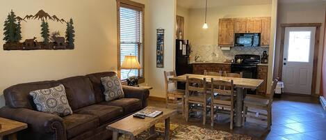 Tv, eldstad, dvd-spelare och böcker