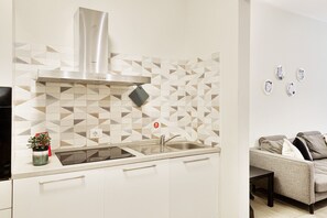 Kühlschrank, Mikrowelle, Ofen, Geschirrspüler