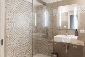 Douche, sèche-cheveux, bidet, serviettes fournies