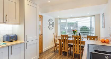 Broadacre House is a 3 bedroom holiday home sleeping up to 6 people.