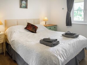 2 bedrooms, free WiFi, bed sheets - A luxuriously appointed two bedroom ground floor barn. (Lower Wick, near Dursley)