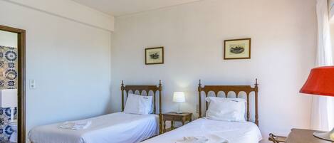 5 bedrooms, iron/ironing board, free WiFi, bed sheets