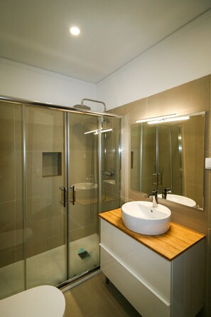 Bathtub, hair dryer, towels, shampoo