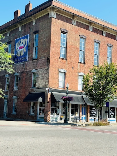 Pet-Friendly Historic Stay I Near Fold Lake, Depot Town & 10 Mins to Ann Arbor
