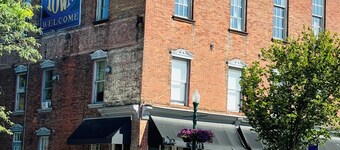 Pet-Friendly Historic Stay I Near Fold Lake, Depot Town & 10 Mins to Ann Arbor