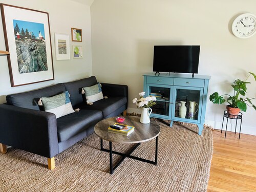 Pet-Friendly Historic Stay I Near Fold Lake, Depot Town & 10 Mins to Ann Arbor