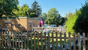 2 chambres, coffres-forts dans les chambres, fer et planche à repasser