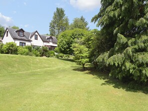 Property grounds - 2 bedroom accommodation in Innellan Dunoon (Innellan Dunoon)