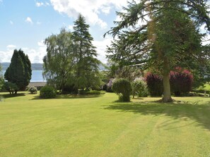 Property grounds - 2 bedroom accommodation in Innellan Dunoon (Innellan Dunoon)