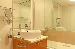 Gratis toiletartikelen, een haardroger, handdoeken