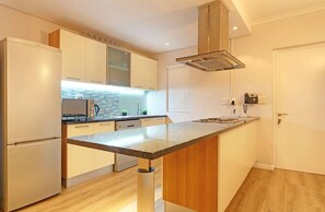 Réfrigérateur, four à micro-ondes, surface de cuisson, lave-vaisselle