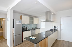 Réfrigérateur, four à micro-ondes, surface de cuisson, lave-vaisselle