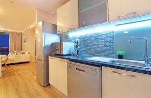 Fridge, microwave, stovetop, dishwasher