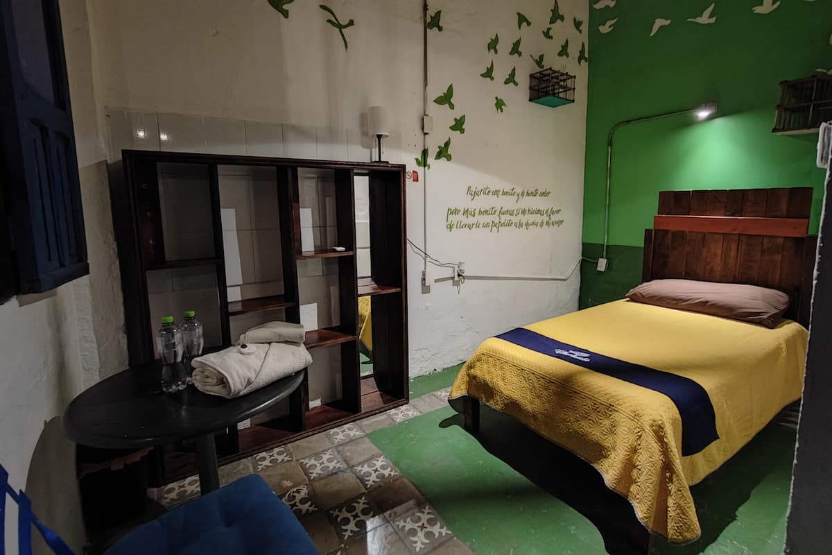 Design Room, 1 Twin Bed (Pajaro Cu) | Blackout drapes, iron/ironing board (on request), WiFi (free)