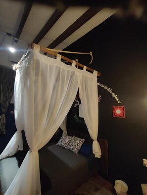 ห้องดีไซน์, เตียงใหญ่ 1 เตียง | ห้องพักตกแต่งอย่างมีเอกลักษณ์, ตกแต่งพิเศษโดยเฉพาะ, ผ้าม่านกันแสง