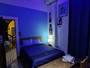 Decoración personalizada, muebles diferentes y cortinas blackout 