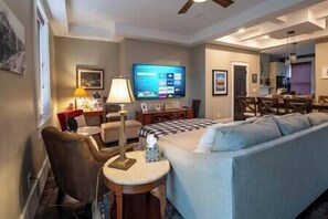 5 habitaciones, tabla de planchar con plancha y cuna de viaje