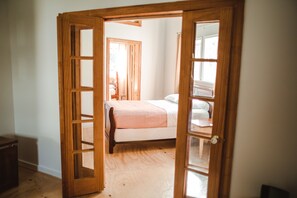 2 makuuhuonetta, työpöytä, silitysrauta/-lauta, ilmainen Wi-Fi