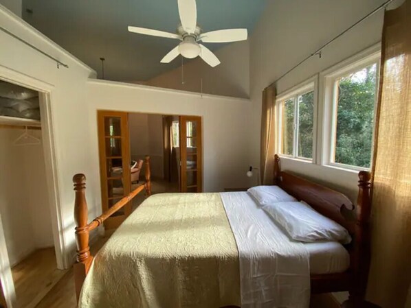 2 bedrooms, desk, iron/ironing board, free WiFi