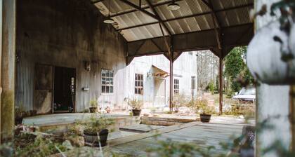 The Seed House: Renovated Octagonal Barn, Dog-friendly!