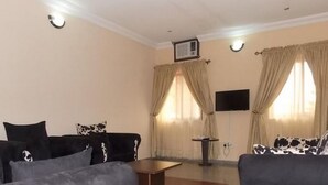 Habitación, 1 habitación, con acceso para personas discapacitadas, para fumadores | Sala de estar
