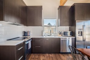 Fridge, microwave, oven, stovetop - Luxe stay in Kanab with stargazing rooftop deck, pool & hot tub (Kanab)