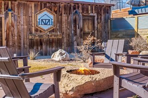 Property grounds - Luxe stay in Kanab with stargazing rooftop deck, pool & hot tub (Kanab)