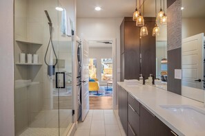 Tina, secadora de cabello, toallas, shampoo 