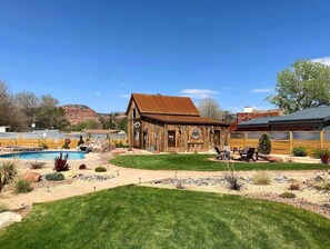 Exterior - Luxe stay in Kanab with stargazing rooftop deck, pool & hot tub (Kanab)