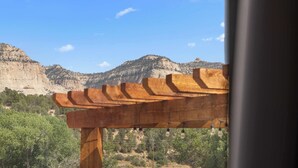 A wooden pergola with a view of a mountainous landscape. - Cozy Container Retreat near Zion Hot tub & Sauna (Orderville)