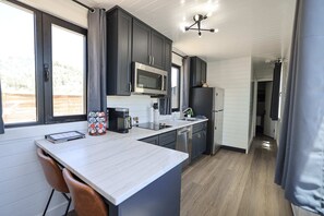 Fridge, microwave, oven, stovetop - Cozy Single Container Retreat | 25 min to Zion NP (Orderville)