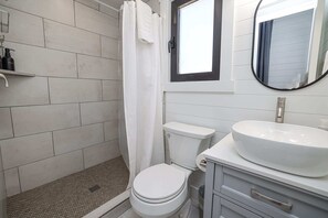 Dusche, Haartrockner, Handtücher, Shampoo