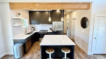 Een koelkast, een microgolfoven, een oven, een kookplaat