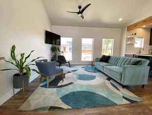 TV, offices - Private Resort near Zion National Park, Grand Canyon North Rim & Antelope Canyon (Kanab)