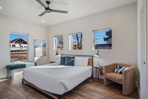 2 habitaciones, escritorio y tabla de planchar con plancha 