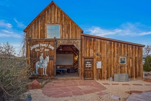 Un bâtiment rustique en bois, sur lequel on peut lire l’inscription « Jackson Family Barn », et une fresque représentant un homme à cheval.