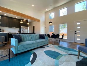 TV, offices - Private Resort near Zion National Park, Grand Canyon North Rim & Antelope Canyon (Kanab)