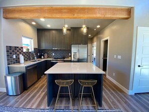 Jääkaappi, mikroaaltouuni, uuni, liesi