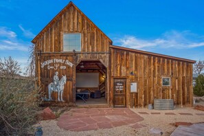 Exterior - Private Resort with Kanab Charm 2 Bedroom, 2 Bathroom,  Pool,  Hot Tub, Stargazi (Kanab)
