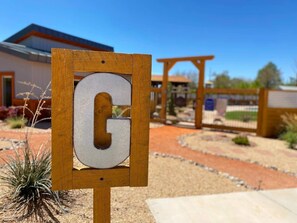 Property grounds - Private Resort with Kanab Charm 2 Bedroom, 2 Bathroom, Pool, Hot Tub, Stargazi (Kanab)