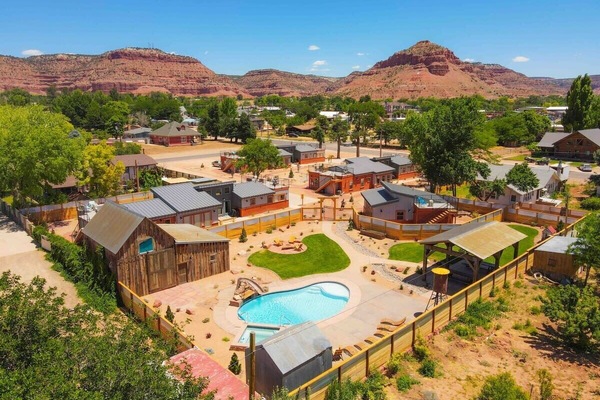 A masterpiece of design. Timber + Tin seamlessly blends modern living with the surrounding landscape. Timber and Tin in Kanab, Utah is the perfect place to stay while visiting Zion, Bryce and The Grand Canyon National Parks.