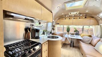 Coffee/tea maker, fridge, microwave, oven