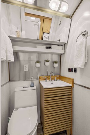 Douche, sèche-cheveux, serviettes fournies, shampoing