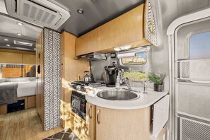 Cafetière/bouilloire, réfrigérateur, micro-ondes, four