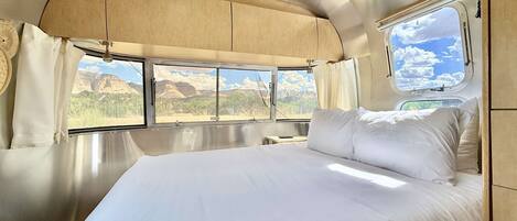1 habitación, tabla de planchar con plancha, cuna de viaje y wifi