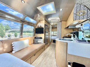 1 bedroom, WiFi, bed sheets - Romantic Zion Airstream #2 | Hot Tub & Stargazing (Orderville)