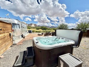Outdoor spa tub - Luxury Airstream Near Zion | Hot Tub & Views (Orderville)